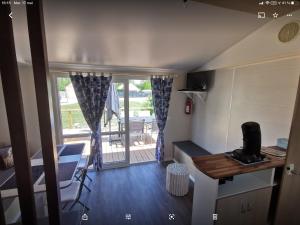 Kuchyňa alebo kuchynka v ubytovaní Gîte Panda house + 14 fotografií