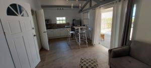 Il comprend un salon avec un canapé et une cuisine. dans l'établissement Villa Raven`s Paradise (Lavender), à Willemstad