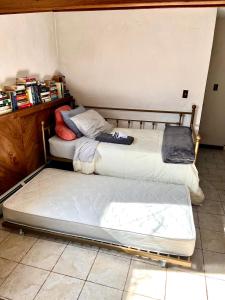 En eller flere senge i et værelse på Daybed with trundle - access to home library & bar