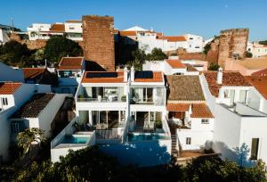シルヴェスにあるCasa Aradeの赤い屋根の白い家の景色