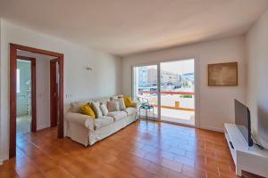 uma sala de estar com um sofá e uma televisão em Nura Houses Apartment Magaluf 3 em Magaluf