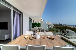 Posedenie v ubytovaní Newly Built 3-BDRM Luxury Apt w/ Stunning Sea Views