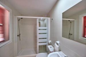 a bathroom with a shower and a toilet and a sink at Nura Houses Duplex Magaluf 1 in Magaluf