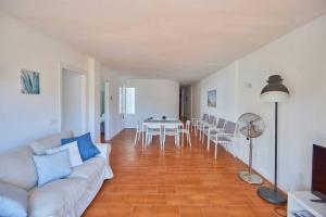 馬蓋洛夫的住宿－Nura Houses Apatment Magaluf 4，客厅配有白色的沙发和桌子