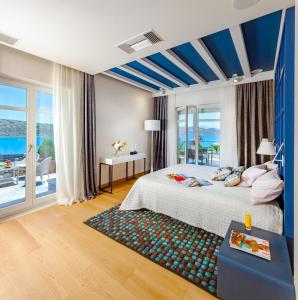 una camera da letto con un grande letto e un soffitto blu di Villa The View a Eloúnda