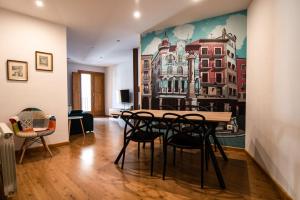 a dining room with a table and chairs at El Balcón de Teruel in Teruel