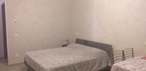Bagnolo Mella的住宿－Appartamento Fiore，卧室配有一张床铺,位于带桌子的房间