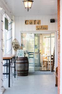 um café com mesa e cadeiras e uma porta de vidro em Auberge de Jeunesse Magog-Orford Hostel em Magog-Orford