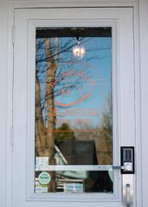 a sign in the window of a store at Auberge de Jeunesse Magog-Orford Hostel in Magog-Orford