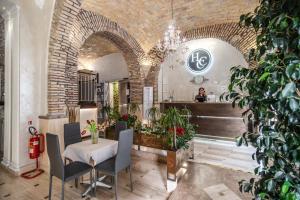 Hotel Centro Cavour Roma في روما: غرفة طعام مع طاولة وكراسي في مبنى