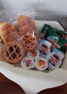 uma cesta de doces e outros snacks numa mesa em SoleLuna 319 em Reggio di Calabria