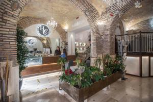 una tienda con plantas en medio de un edificio en Hotel Centro Cavour Roma, en Roma