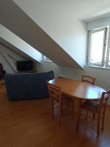 ein Wohnzimmer mit einem Holztisch und einem Sofa in der Unterkunft Appartement au coeur de Luchon in Luchon