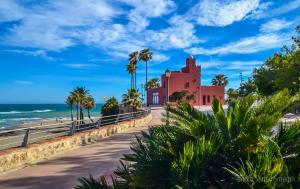 un edificio en la playa con palmeras en Pueblo del parque 12 - Terraza - Piscina y Playa- Urbanización tranquila- Perfecto para descansar, en Benalmádena