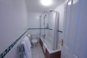 Ванная комната в Tregarthen's Hotel