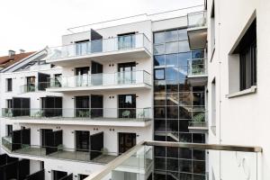 Elle offre une vue sur l'extérieur d'un bâtiment doté de balcons. dans l'établissement Eco Smart Apartments Premium City, à Nuremberg