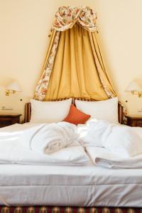 Łóżko lub łóżka w pokoju w obiekcie Lebenberg Schlosshotel-Kitzbühel