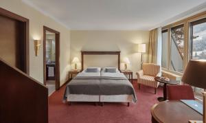 Łóżko lub łóżka w pokoju w obiekcie Lebenberg Schlosshotel-Kitzbühel