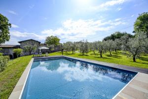 Casale Lucrezia by Garda FeWo في سالو: مسبح في الحديقة الخلفية لبيت مع حديقة