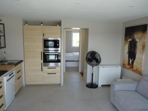 salon z kanapą i kuchnią w obiekcie Sol-y-Days Darse, Superbe appartement de type Marina avec belle terrasse vue port de plaisance w mieście Le Grau-du-Roi