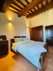 una camera da letto con un grande letto con lenzuola blu di Casa Teatro a Nocera Umbra