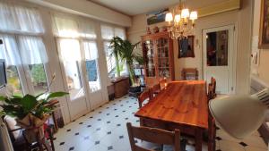 Casa MO في ساباذيل: غرفة طعام مع طاولة وكراسي خشبية