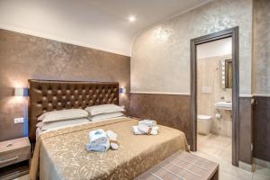 Uma cama ou camas num quarto em Hotel Centro Cavour Roma