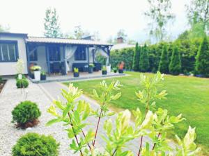 Vonkajšia záhrada v ubytovaní APARTAMENT MIERZYN