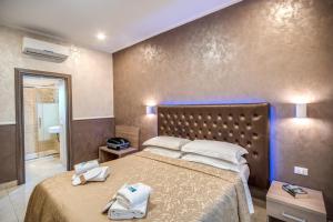 Uma cama ou camas num quarto em Hotel Centro Cavour Roma