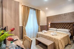 Uma cama ou camas num quarto em Hotel Centro Cavour Roma
