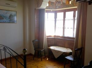 Pokój z oknem, stołem i krzesłami w obiekcie Guesthouse Kolenti w mieście Portariá