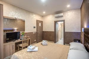 Uma cama ou camas num quarto em Hotel Centro Cavour Roma