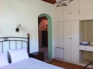 a bedroom with a bed and a large closet at Guesthouse Kolenti in Portaria