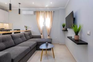 sala de estar con sofá y mesa en Borts apartment, en Corfú