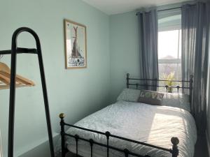 Ένα ή περισσότερα κρεβάτια σε δωμάτιο στο 2-Bed Flat in Summerbridge Harrogate Pet Friendly