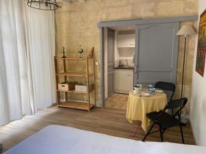 Posteľ alebo postele v izbe v ubytovaní Charmant studio à 2 pas du centre historique