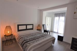 Giường trong phòng chung tại 392- casa al canal con amarre y jacuzzi +25 ảnh