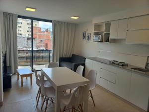 a kitchen and living room with a table and chairs at Marqués de Tojo Urbano in San Salvador de Jujuy