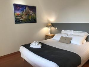 sypialnia z łóżkiem z laptopem w obiekcie Les Mas du Peintre w mieście Sarlat-la-Canéda +32 zdjęcia