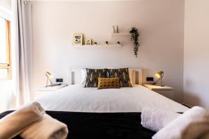 Postel nebo postele na pokoji v ubytování Renteando Albir Apartments