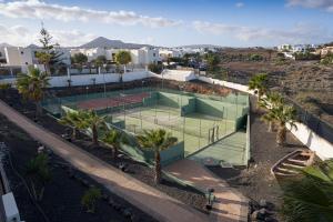 Tenis alebo squash v ubytovaní LANZAROTE PRIME SPORTS by Vitalclass Lanzarote Resort alebo jeho okolí