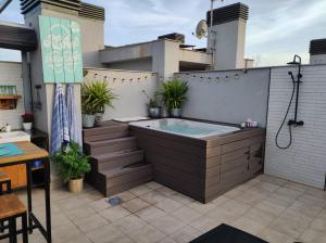 bañera de hidromasaje en la azotea de una casa en Apartamento Paraiso Beach, en Daimuz