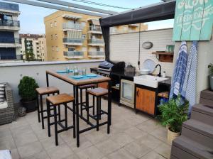 balcón con cocina, mesa y sillas en Apartamento Paraiso Beach, en Daimuz