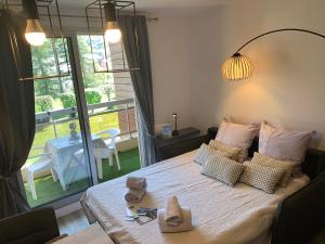 Un dormitorio con una cama con toallas. en Studio les mélèzes vue montagne Barcelonnette, en Barcelonnette