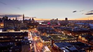 eine Stadt in der Nacht mit viel Verkehr in der Unterkunft Andaz Ottawa Byward Market-a concept by Hyatt in Ottawa