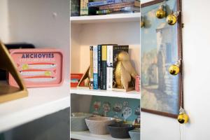 três fotos de uma prateleira com livros e um espelho em Picture House em St. Ives