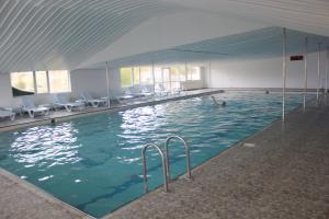 una gran piscina con gente en el agua en Doc's Wellness & Spa Hotel, en Haymana