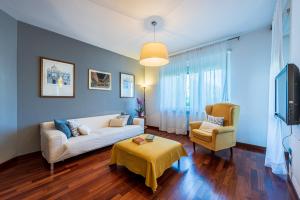 a living room with a couch and a table and a tv at Porta Altavilla in Alba