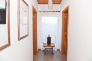 - un salon avec une table et une fenêtre dans l'établissement Vila Luxo da Praia, à Casal da Lagoa Seca