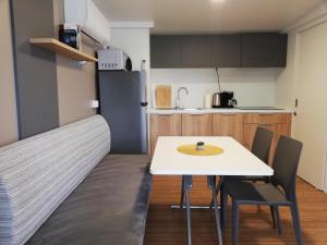 Kuchyň nebo kuchyňský kout v ubytování RELAX Mobile Home Camp Basko Polje #NEW2022